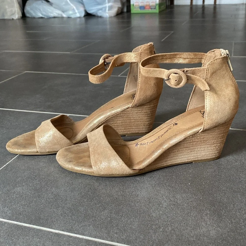 Soft womens Marla suede‎ wedge heel Sandals in gold size 9